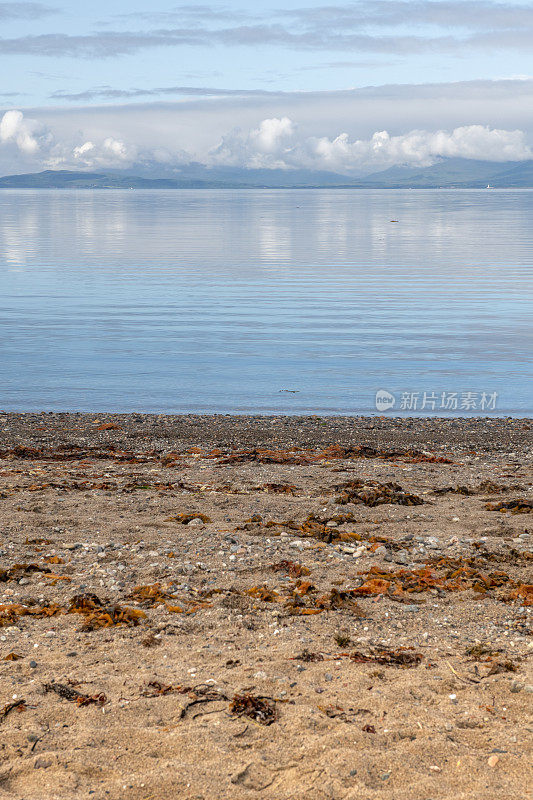 苏格兰阿吉尔郡阿德穆克尼什湾(Ardmucknish Bay)旁，北莱迪格的沙滩和卵石滩。